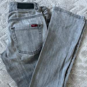 Superfina lågmidjade jeans från märket Only. Ljusgrå färg och strlk 36/32. Aldrig använda då de var för små💗