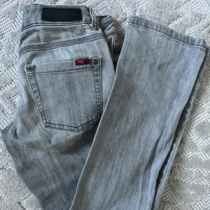 Lowwaist jeans - Superfina lågmidjade jeans från märket Only. Ljusgrå färg och strlk 36/32. Aldrig använda då de var för små💗