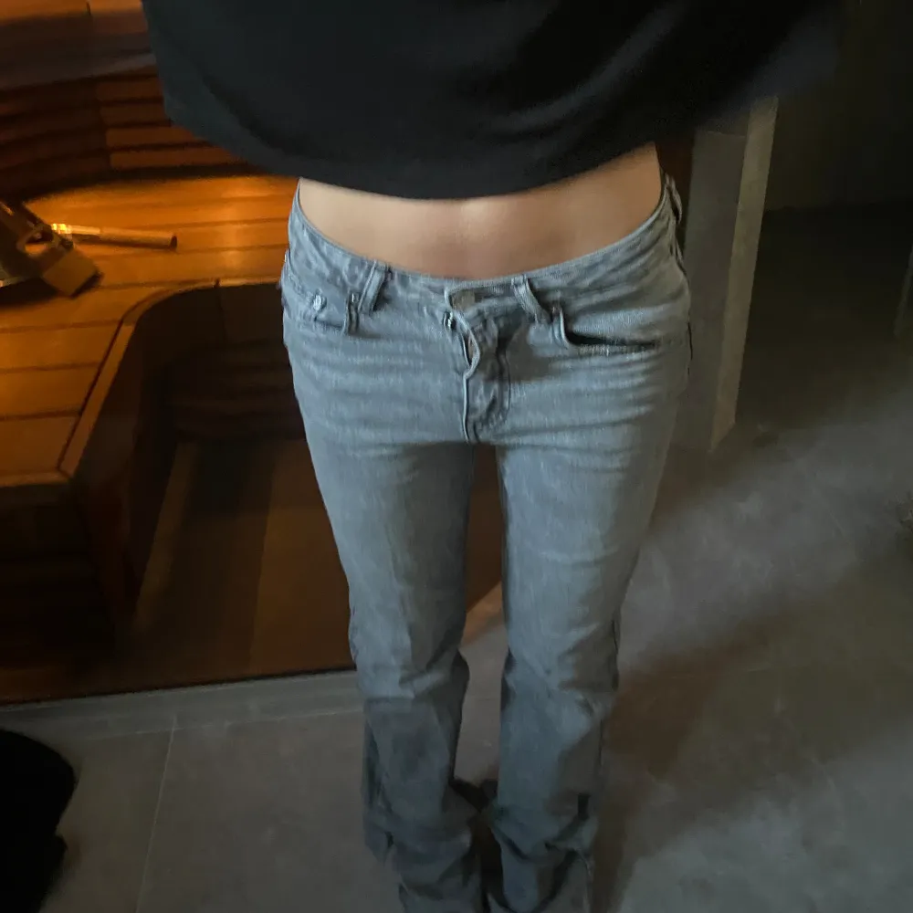 Jättesnygga gråa, bootcut jeans utan fickor. Älskar dem men använder inte, nypris runt 500-600💕💕. Jeans & Byxor.