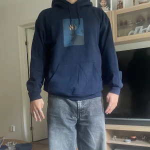 Hoddie - Hoddie Gildan men ett tryck på framsidan