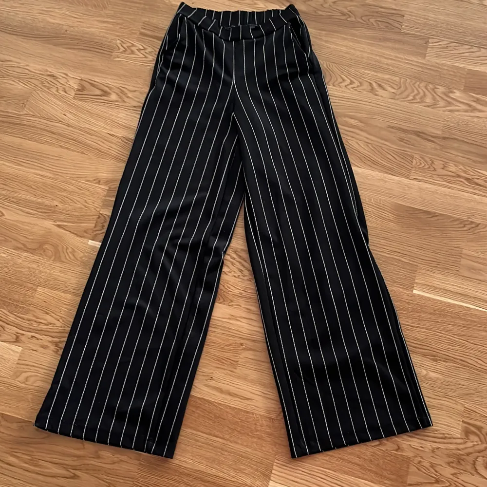 Stretchiga långa byxor från Gina Tricot!🖤🤍 använda ett par gånger men de är för långa för mig . Jeans & Byxor.
