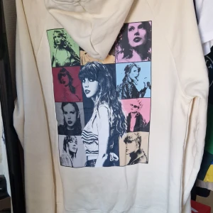 Taylor swift hoodie - Oversize modell, endast använd 1 gång! Köpt på hennes hemsida, kan visa kvitto vid önskemål