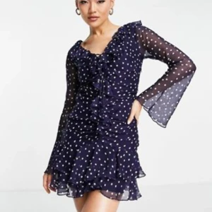 NY klänning - Jättefin klänning från asos, helt slutsåld och oanvänd med prislapp kvar. Köparen står för frakten 