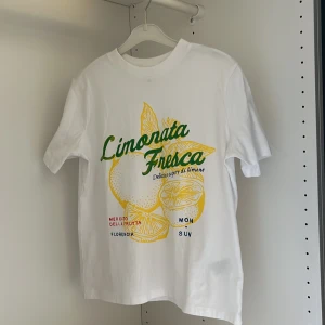 ”Limonata fresca” t-shirt - Säljer en riktigt snygg t-shirt med ett fett tryck. Den är i storlek S, men sitter som Xs. Helt ny, aldrig använd. Inga defekter. Skriv vid minsta fundering!