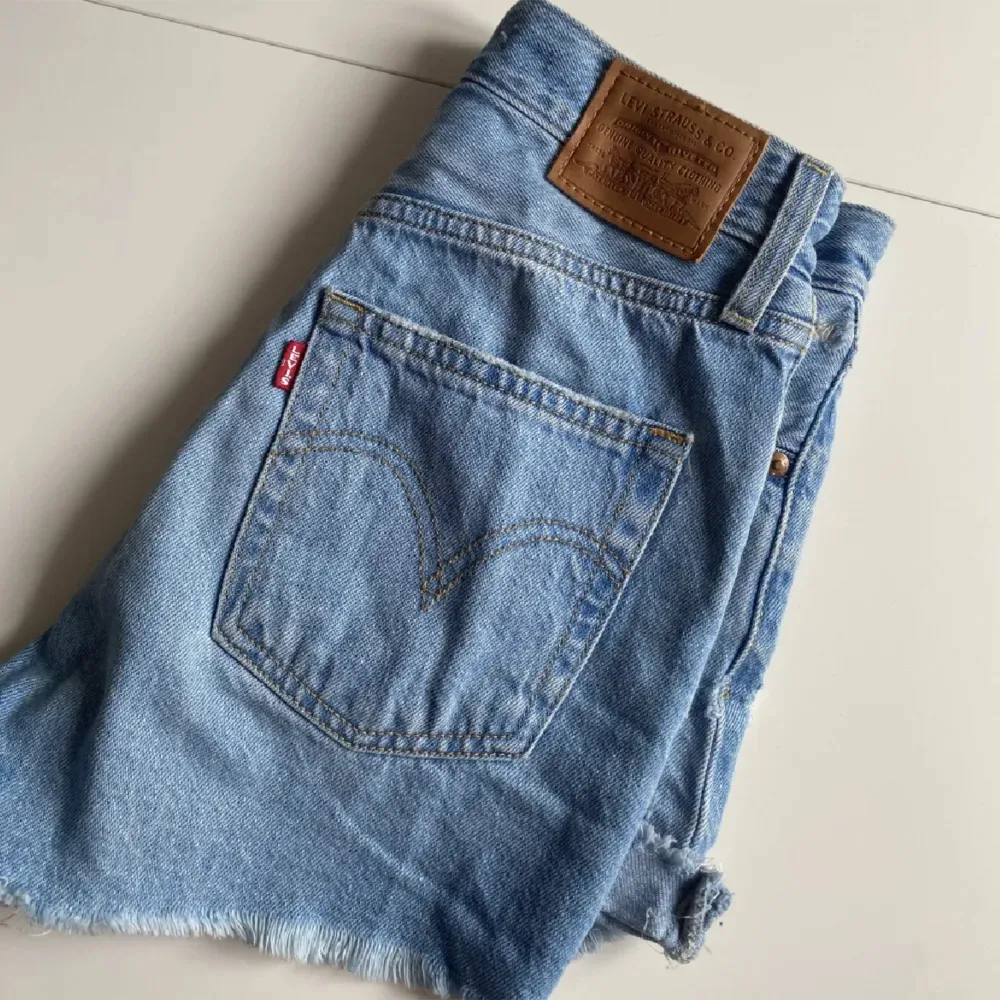 Priset kan diskuteras💕 Ett par jätte snygga Levis jeans shorts som är för små för mig, dom sitter som en xs eller s💕. Shorts.
