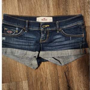 Söker de här jeans shortsen från Hollister i storlek 25/26❤️ hör gärna av er om ni säljer liknande. Pris kan diskuteras 