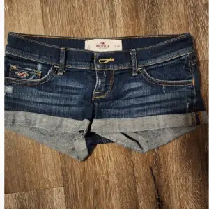 Söker de här jeans shortsen från Hollister i storlek 25/26❤️ hör gärna av er om ni säljer liknande. Pris kan diskuteras 