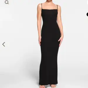 Intressekoll på min svarta skimsklänning. Storlek S. Sparsamt använd och i fint skick. Finaste och skönaste klänningen!! Funderar på att sälja då jag vill köpa en större storlek. Passar XS/S. 
