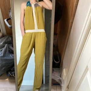 Jumpsuit -  så fin grön gul/jumpsuit med fina detaljer och andra fina färger! Blåa snören som man kan hitta vi sidan av halsen⭐️ Jätteskönt material och verkligen perfekt att ha nu när det börjar bli varmare⭐️ Nyttskick! 