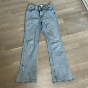 Ljus blåa bootcut jeans - Storlek: 34, ljusblå, bootcut,