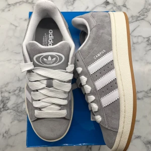 Adidas Campus 00s ”Grey White” - Helt nya och oanvända Adidas Campus 00s ”White Grey” Storlek: 40 2/3. Pris: 1399. OBS: trasig box! Skicka ett meddelande vid intresse. Köp tryggt och snabbt hos oss. Många nöjda kunder😊