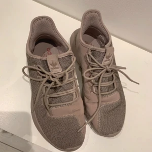 Beigerosa adidas skor - Sneakers i storlek 40, mindre i storlek passar 39-39,5. Använda i mycket bra skick och har mycket att ge.