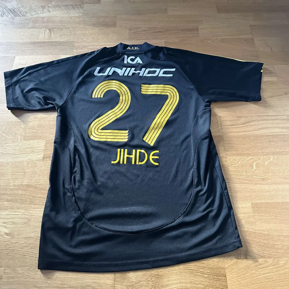Skitsnygg AIK tröja, som ny. Peter Jihde, nummer 27. Från 2009. T-shirts.