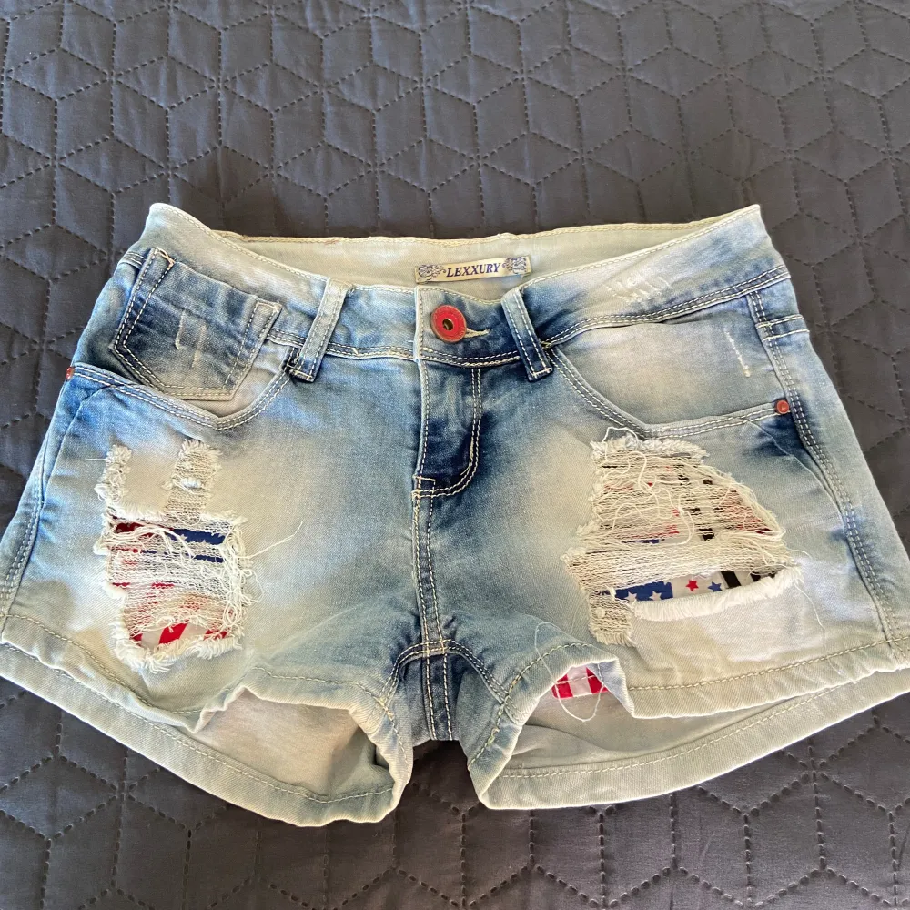 Helt nya shorts!  Använda 4 gånger❤️  Dom är från lexxury märket, köpta på new yorker🎈 Ljusblåa jeanshorts!  Stl XS/34 . Shorts.