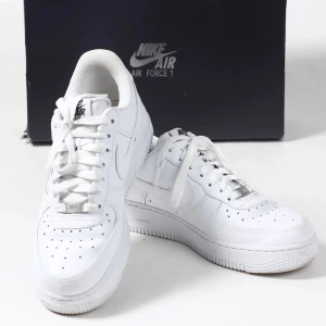 Nike Air force 1 - Säljer dessa Air force 1 då dom knappt används🤍Skick 9/10🥰Skicka gärna för mer frågor❤️‍🔥