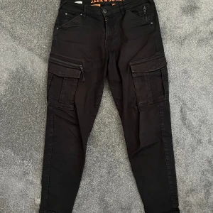 Cargobyxor, Jack & Jones - Märke: Jack & Jones Skick: Bra Passform:Carrot/Ace  Köpare betalar frakten!👍🏼