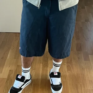 Dickies shorts - Säljer dessa feta dickies shortsen eftersom jag aldrig använder dem. Dem är i jätte bra skick, inte alls använt dem mkt. De är skrynkliga men går o fixa med en snabb tvätt eller strykning. Lappen inuti har sudats bort en del men de är W32