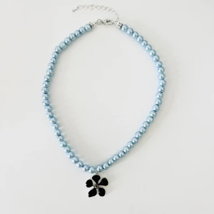 Handgjort halsband  - @bladhsmycken på Instagram 