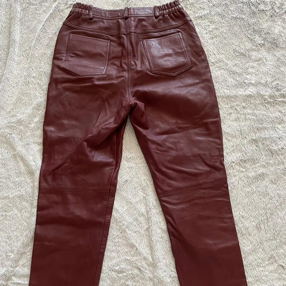 Köpte i Paris, storlek 40, vintage stil, har en defekt (kolla bild 5). Jeans & Byxor.