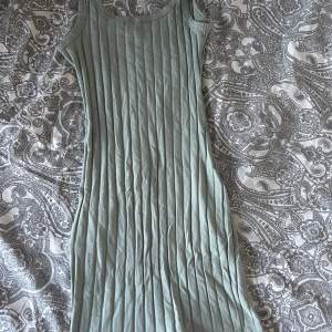 Säljer denna tajta klänningen som är grön, lappen är borttagen men skulle nog gissa på att den är i storlek xs. Stretchigt material så skulle passa större också