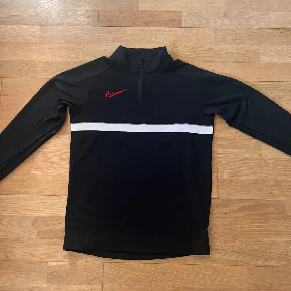 Säljer denna Nike dri fit tröja i väldigt bra skick.. T-shirts.