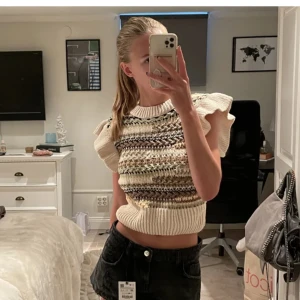 Stickad Väst/topp - Obs lånad bild!💕   Säljer vidare denna supersöta väst/topp från Zara då den tyvärr inte passade mig! Storlek S 🫶🏼