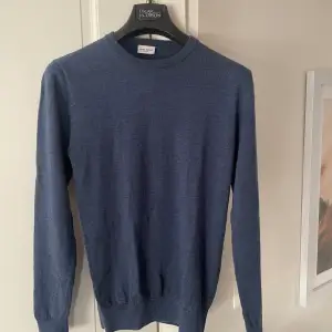 Säljer nu denna fina Jhon Henric tröja i blå färg. Storlek S. Merinoull. Använd 1 gång. Tveka inte på att höra av er kring frågor eller för fler bilder🤩