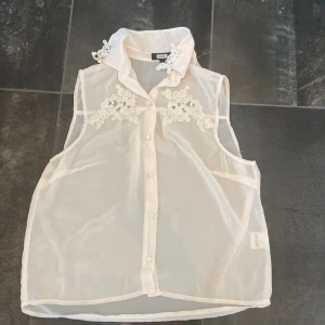 Blus - Jätte snygg rosa blus topp i strl S från Bikbok. Den är detajerad med broderi detaljer och är super fin. Den är genomskinlig men inga fläckar syns