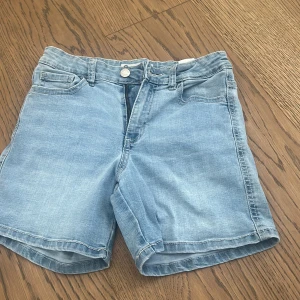 Lågmidjade jeans shorts ifrån Cubus💋 - Blåa jeansshorts!!! Jättesköna och sitter tight