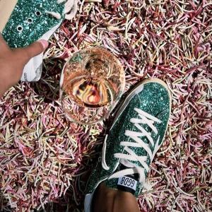 Golden goose -  Mina favoriter, goldengoose handbjorda från italien. Jättesköna och den snyggaste modellen om du frågar mig. Nypris 8000 , köpta för 10 månader sedan. Kvitto osv skickad med! Pris kan diskuteras 😇