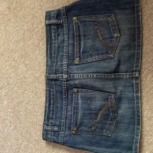 Lågmidjade jeans kjol som tyvärr är för liten på mig :( Midjemått ca 35-36 Längd- ca 31cm ( den är inte för kort på mig och jag är 180)  Inga defekter🩷 Ge prisförslag! 
