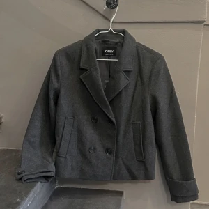 Kort kappa - Super fin kappa som tyvärr inte kommit till användning då jag inte tycker att den passar på mig är i nyskick med pris lapp kvar på, köpt för 750kr❤️ (inte min egna bild) 