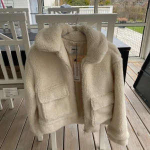Teddyjacka - Cremefärgad teddyjacka från New Yorker, prislapp kvar