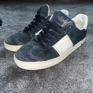 Valentino Flycrews - Tja, säljer nu dessa väldigt eftertraktade och sällsynta skorna,storlek 39 men passar 40-41,hyfsat fint skick✅ många nitar kvar men inte alla,Endast skorna medföljer,skriv om ni har frågor👍