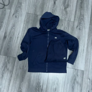 Lacoste trackauit - Hej säljer en Lacoste tracksuit som har knappt använd