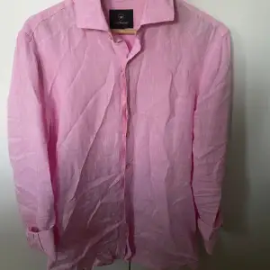 Säljer denna rosa linneskjorta från less worries. Inga skador eller så, använd fåtal gånger. Skriv för mer frågor 