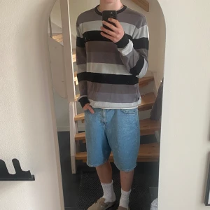 Randig tröja  - Säljer denna randig tröjan som är i bra skick och passar till det bästa👍