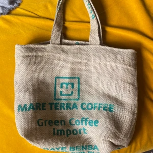 Handgjord strandväska - En så fin unik strandväska, som är handgjord av mig från gamla kaffesäckar. Den perfekta sommar väskan och presenten! Finns i massa olika motiv och storlekar