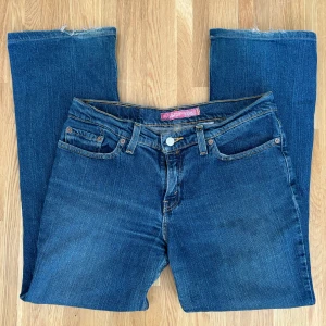 Levis 518 superlow  - Säljer ett par Levis 518 som är jättefina och är i super fint skick. De är superlow modellen och trendiga. Storleken på byxorna är 9 S men skulle säga att den passar för de som har M💕