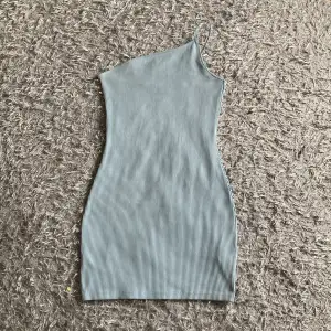 Säljer denna klänning då den ej kommer till användning. Använd endast en gång, som ny. Lappen är bortklippt men storlek runt XS.