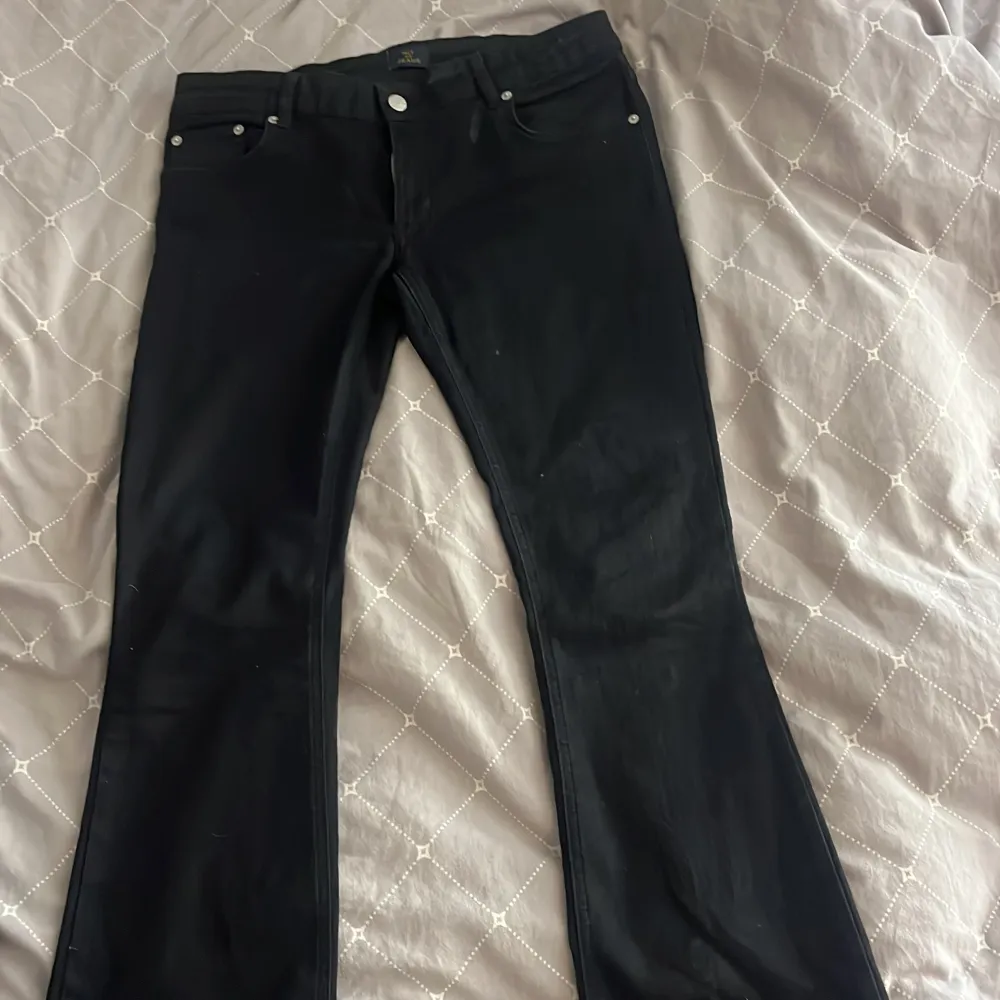 Dessa byxor är storlek M men passar även S, dom är väldigt low waist, dom är även använda 2 gånger . Jeans & Byxor.