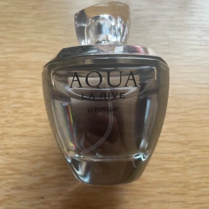 Parfym  - Parfym från la rive, knappt använd🌸