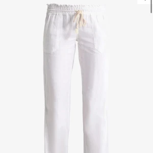 roxy linnebyxor - säljer dessa somriga linnebyxor då jag aldrig har använt dom 💗 slutsålt i s och köptes för 599, superfina. pyttelite korta på mig som 170