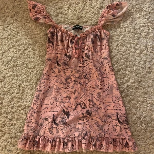 Söt klänning med astrologimönster - Rosa söt sommarklänning!