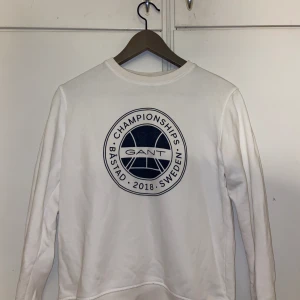 Gant tröja  - Hej säljer en vit gant tröja som endast använts ett par gånger men tvättade och fräsch såsom ny. Angående frågor eller annat hör av er. Priset kan vi diskutera 