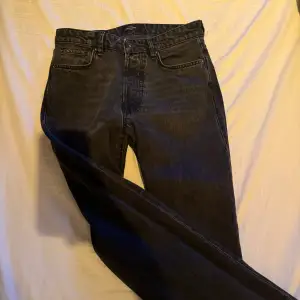 Hej säljer nu mina jack & Jones jeans då de ej kommer till användning längre. Storleken är 30x32 och skicket är 8/10 då de är lite urtvättade och ser lite mer grå/svarta ut. Kontakta vid intresse!😁