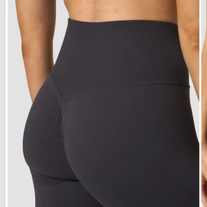 ICIW SCRUNCH SEAMLESS BIKER SHORTS - Säljer mina SCRUNCH SEAMLESS BIKER SHORTS från ICIW i färgen ”graphite” De är alltså lite längre än vanliga shorts, samt med en scrunch detalj🌸 Ord.pris 549kr Bara testade!😇