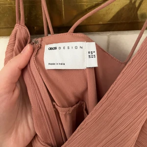 Asos rosa chiffon klänning med band - Storlek EU 38 från asos. Använd en gång och i gott skick, inga skador eller fläckar.