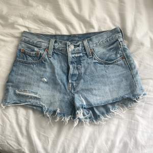 Dessa shorts är i storlek W24, dem är från Levis. 