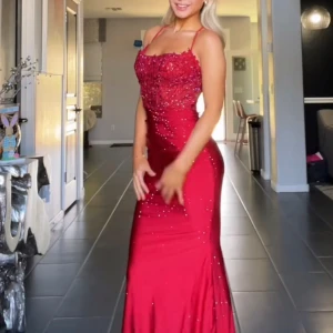 Röd balklänning  - Säljer denna superfina balklänningen då jag valde en annan på min bal! ❤️ Från zapaka i strl 32, klänningen går ner till golvet på mig som är 165💋💋bara att skriva för fler frågor!! 